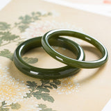 Certified Natural Xinjiang Hetian Jade Bangle – Lake-to-Ink Green Nephrite, Round & Flat, 52–62 mm