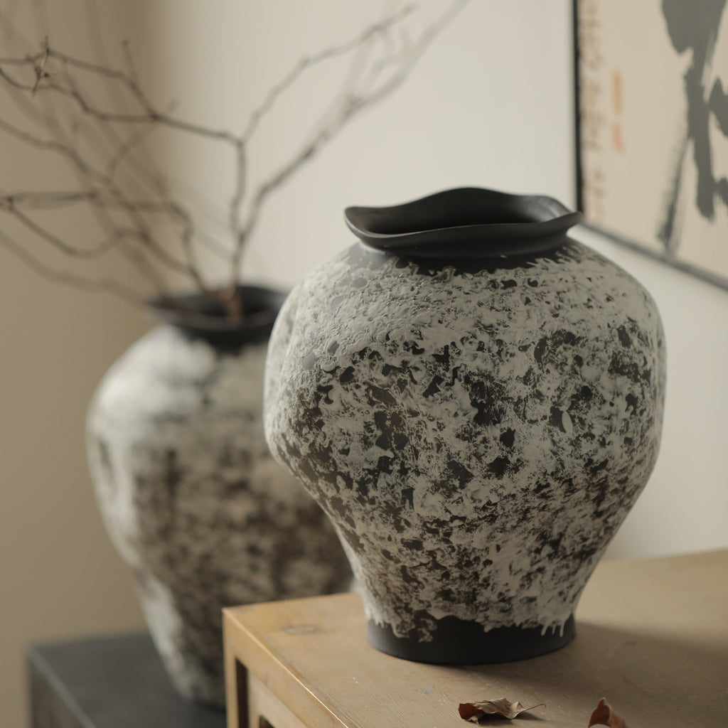 Black and white snow-texture ceramic vase in New Chinese interior
