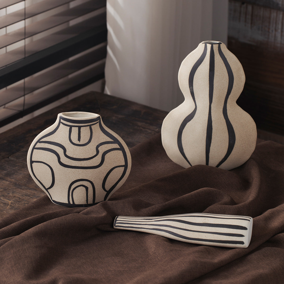 Ivory black-line art gourd ceramic vase 26.5 cm high