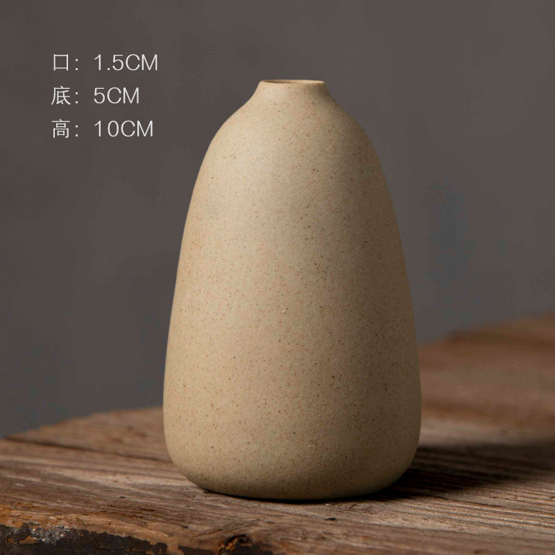 Rounded bullet-shaped beige coarse-clay bud vase 10 cm high