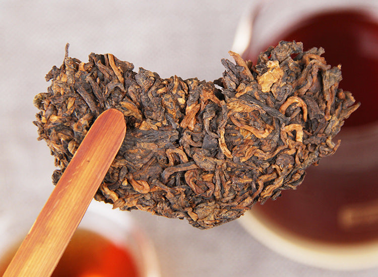 Aged 357g ripe Pu-erh tea cake compressed leaf detail