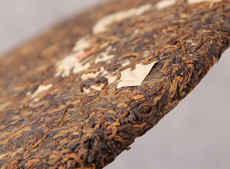 Bingdao golden bud ripe Pu-erh compressed cake edge and leaf texture