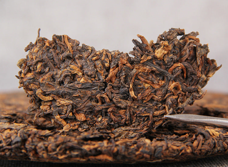 Bingdao aged ripe Pu-erh 357g cake front view with compressed leaf texture