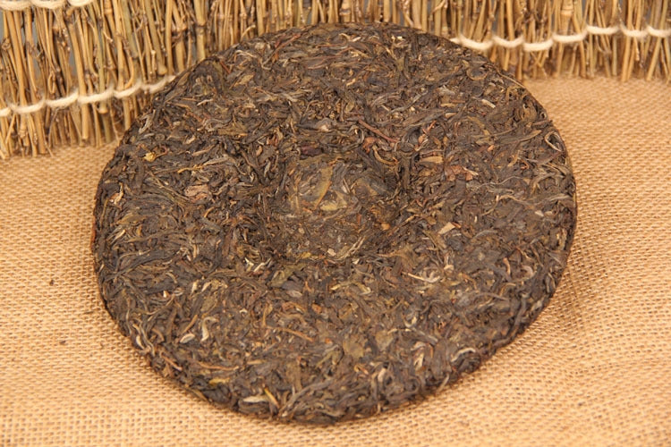 Aged Yiwu raw Pu-erh tea liquor presentation