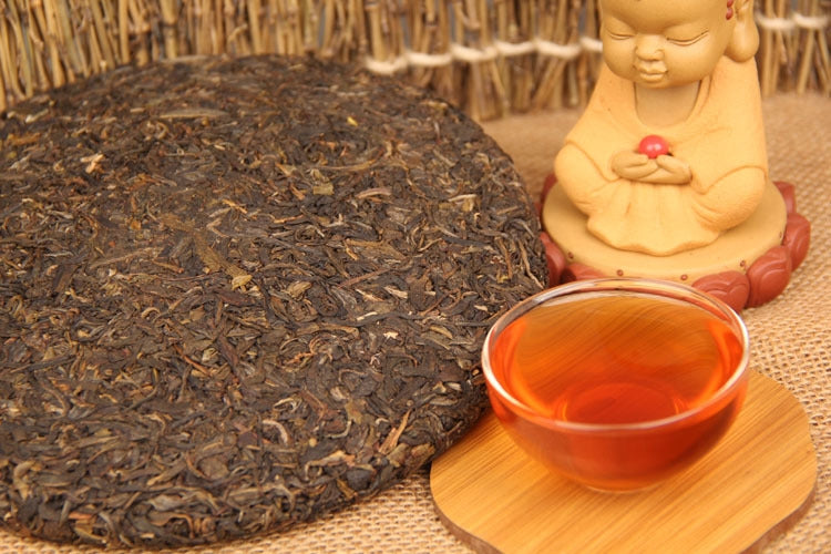 Dry-stored Yiwu raw Pu-erh 357g tea cake lifestyle image