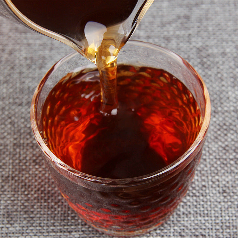 Deep red tea liquor brewed from 2013 material 2017 pressed Menghai ripe Pu-erh tea cake