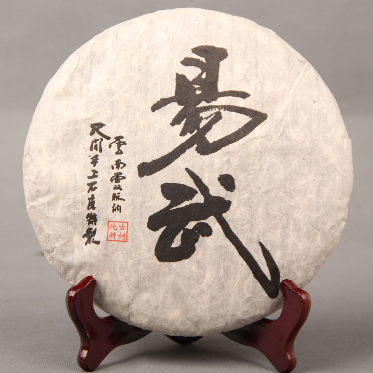 Yiwu raw Pu-erh compressed tea cake detail