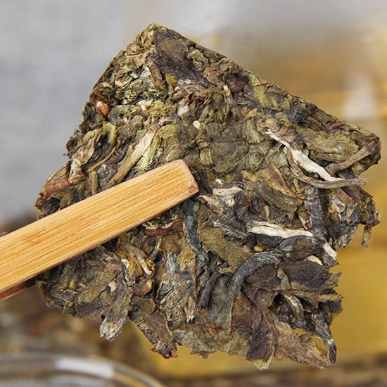 2015 Bingdao Ancient Tree Golden Leaf Raw Pu-erh broken brick detail 冰岛古树黄金叶 生茶砖