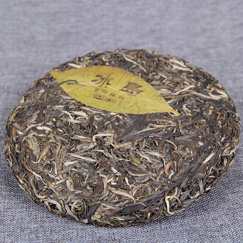 2015 Bingdao raw Pu-erh ancient tree compressed tea cake leaf surface detail