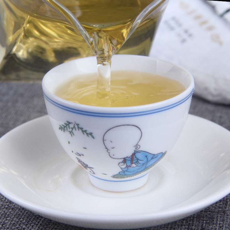 Golden liquor brewed from 2016 Mansong raw Pu-erh tea cake