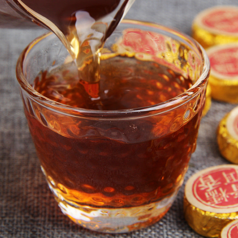 Deep amber-red tea liquor brewed from 2016 sticky rice aroma ripe Pu-erh mini cakes