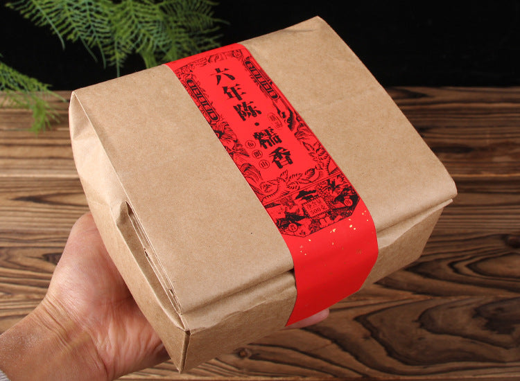Hand-held kraft paper pack of six-year aged Bulang Mountain sticky-rice aroma ripe Pu-erh