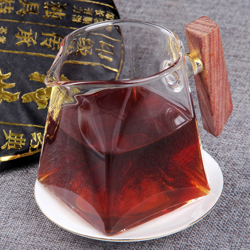 Deep red-brown liquor brewed from 2019 Chuan Shi Yin Ji golden bud ripe Pu-erh