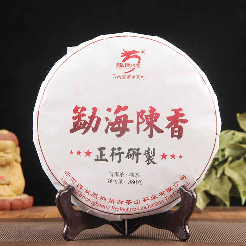 2020 Long Yuan Hao Menghai Chenxiang 380g tea cake lifestyle image