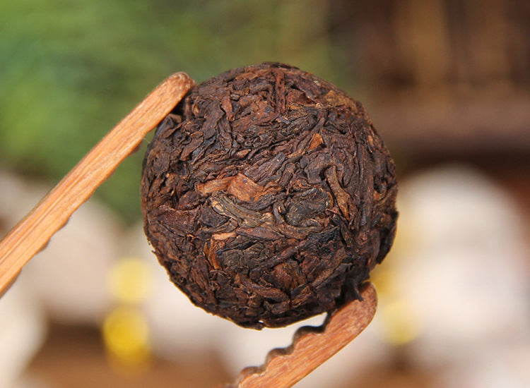 Yiwu ripe Pu-erh brewed tea presentation