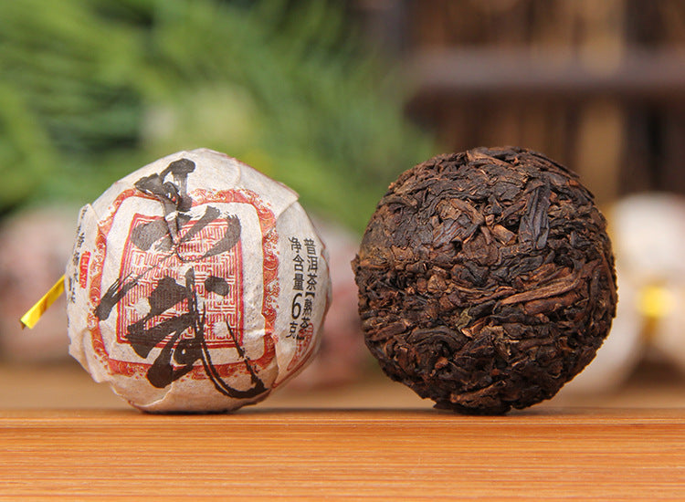 Yiwu shou puer dragon pearls tea session image