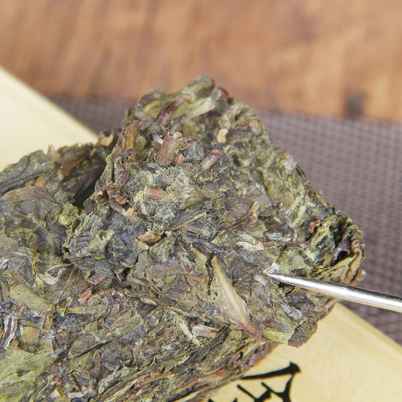 Banzhang Golden Strip sheng puer tea leaf detail