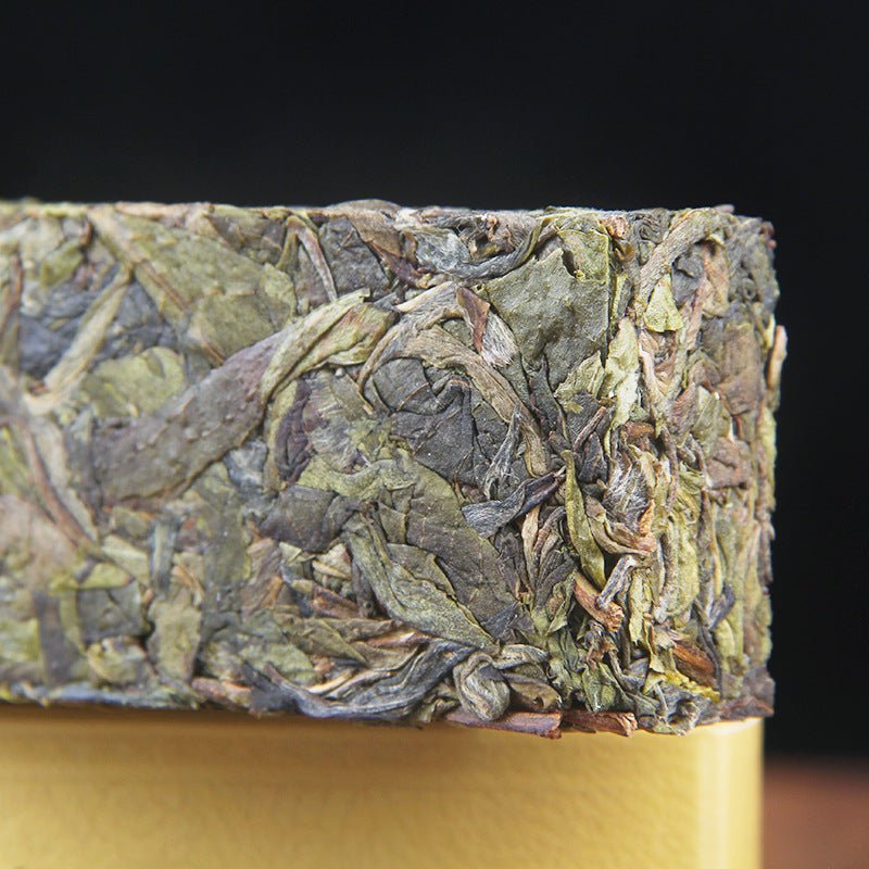 2021 Banzhang Golden Strip raw Pu-erh lifestyle image
