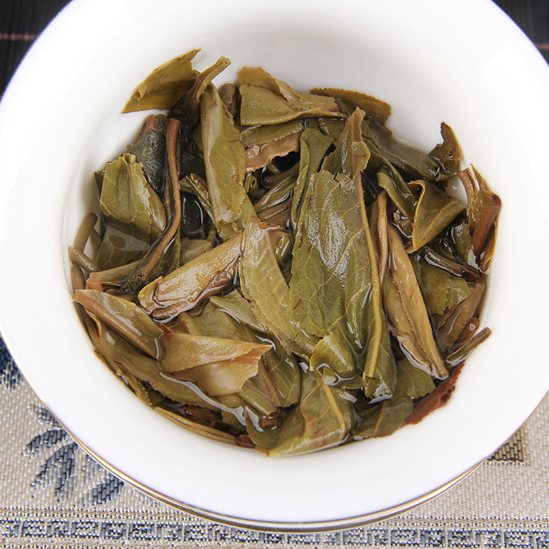 Daxueshan high-pole ancient-tree raw Pu-erh cake detail
