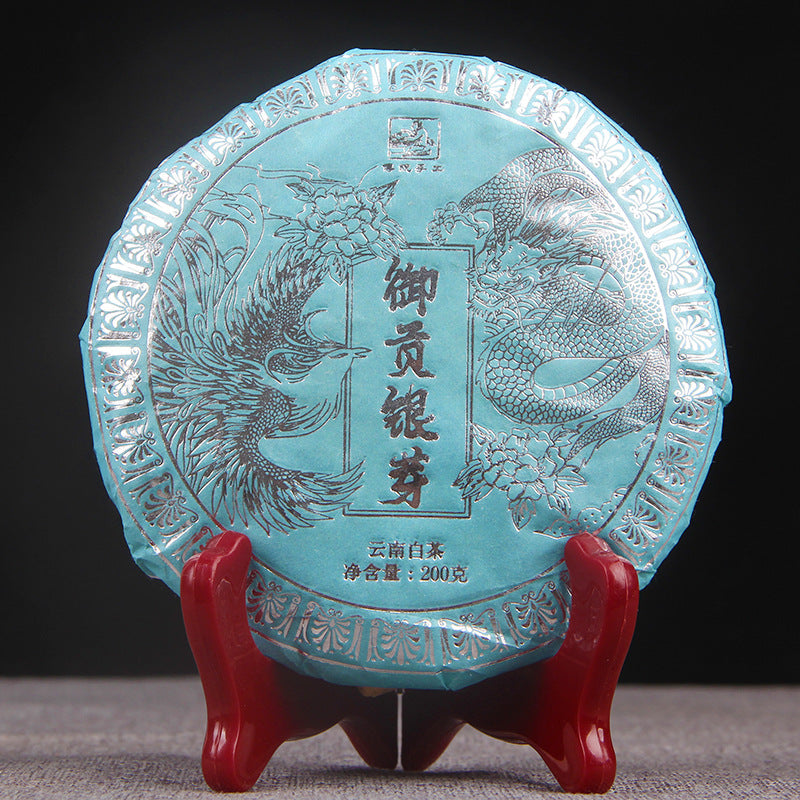 Yunnan single-bud Silver Needle white tea cake leaf detail