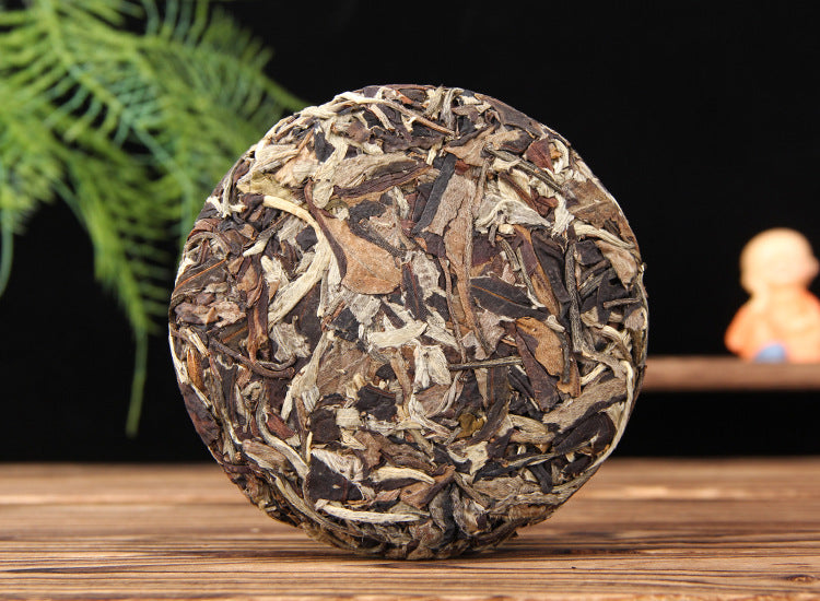 2022 Moonlight White tea cake leaf and bud appearance 月光白 云南白茶 100g