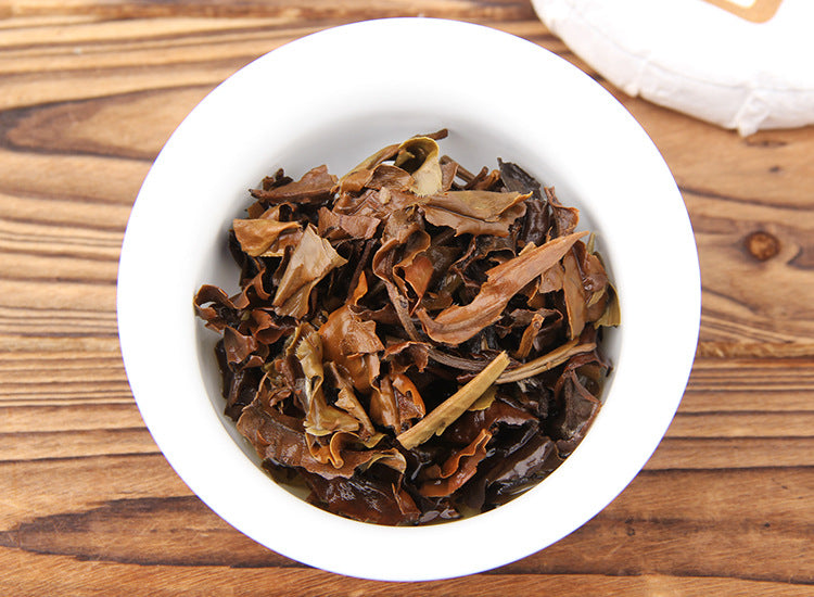 Infused leaves of 2022 Yunnan Moonlight White tea after brewing 月光白 叶底