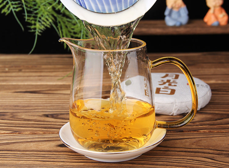 Golden Moonlight White tea liquor pouring into glass fairness cup 月光白