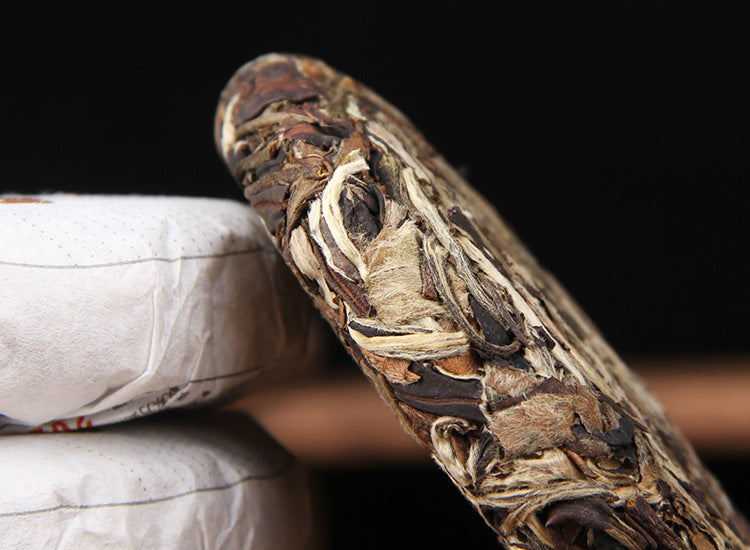 Side profile of 2022 Yunnan Moonlight White compressed tea cake 100g 月光白
