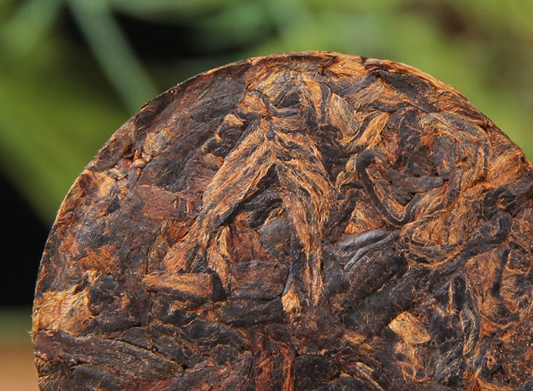 Bingdao ripe Pu-erh golden tip tea detail