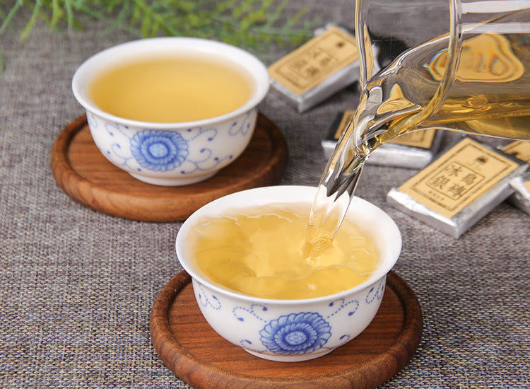 Golden liquor brewed from 2023 Bingdao raw Pu-erh mini silver bricks