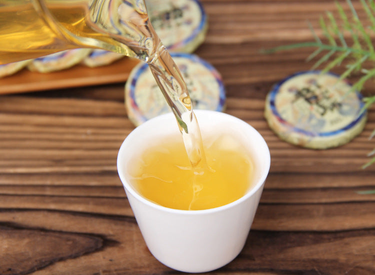 Golden tea liquor poured from 2023 Xigui raw Pu-erh mini cake 昔归生茶茶汤