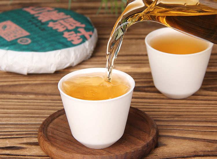 Yunnan white tea liquor and leaf