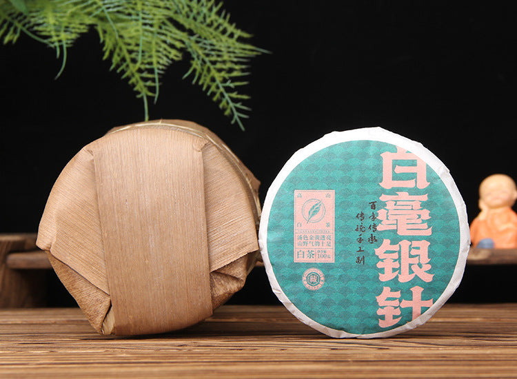 White tea cake and brewed tea presentation
