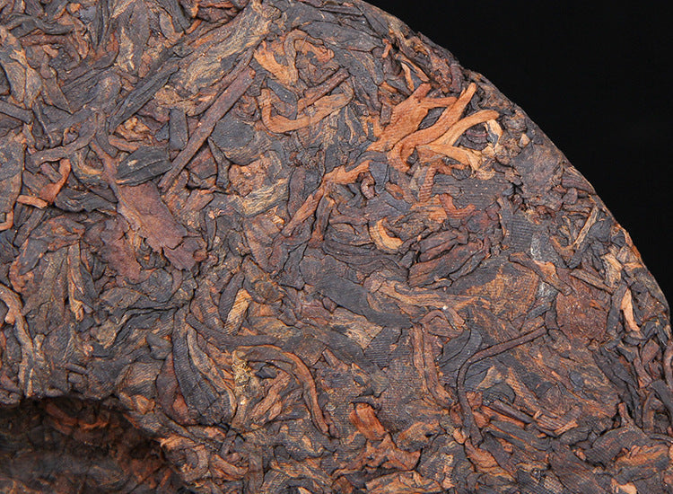 Detailed leaf surface of 2025 Bulang Guyun ripe Pu-erh 357g cake