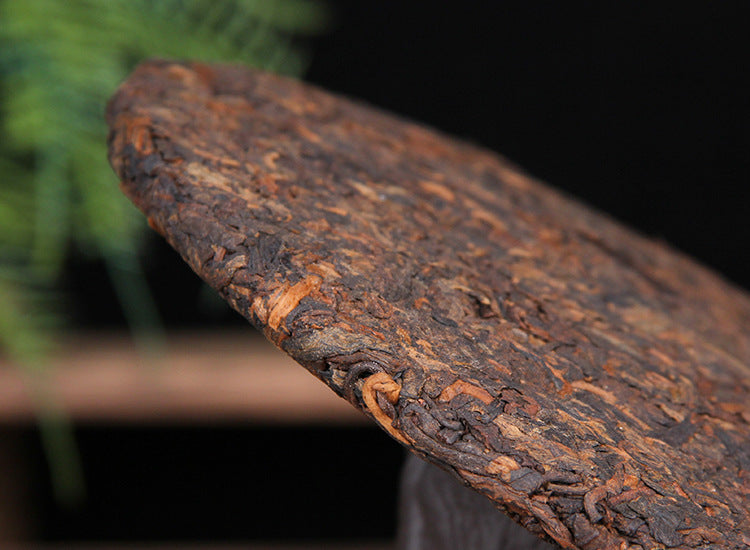 Side profile of 2025 Bulang Guyun compressed ripe Pu-erh tea cake 357g