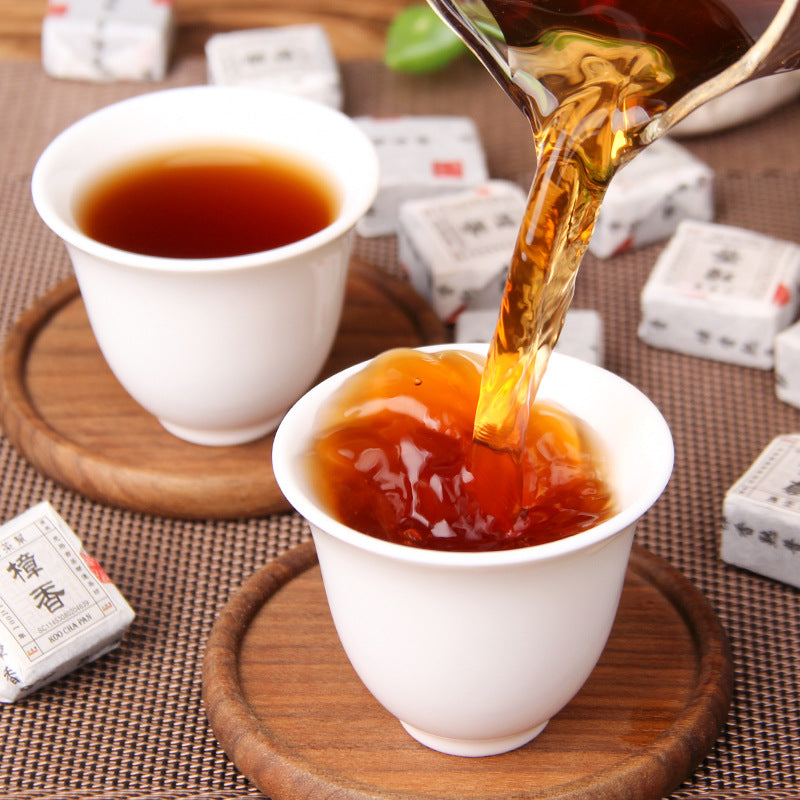 Red-brown liquor brewed from camphor aroma ripe Pu-erh mini brick