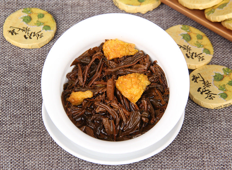 Cili chestnut rose Dianhong black tea leaves and fruit pieces opened in a brewing bowl