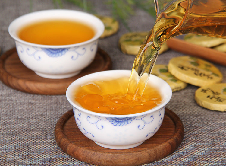Amber Cili chestnut rose Dianhong black tea being poured into porcelain cups