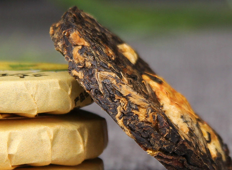 Side profile of compressed Cili chestnut rose Dianhong black tea mini cake