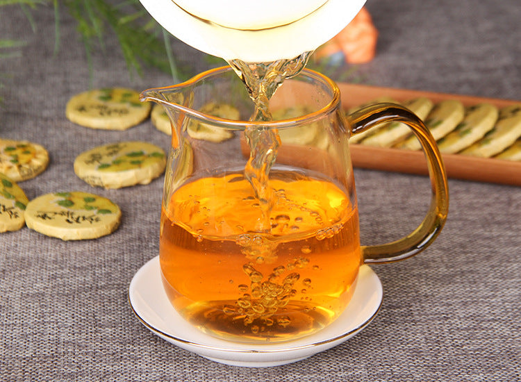 Cili chestnut rose Dianhong black tea infusion brewing in a glass teapot