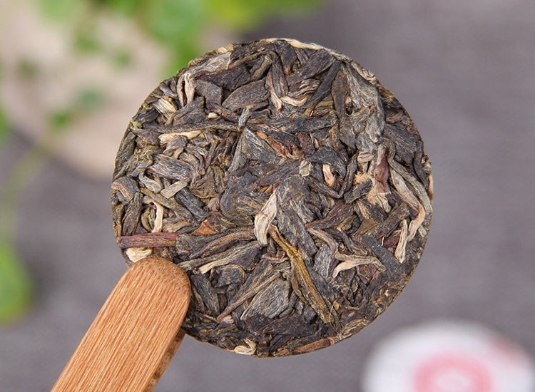 Daxueshan raw Pu-erh brewed tea presentation