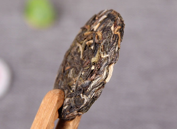 Huahao Yueyuan raw Pu-erh tea liquor detail