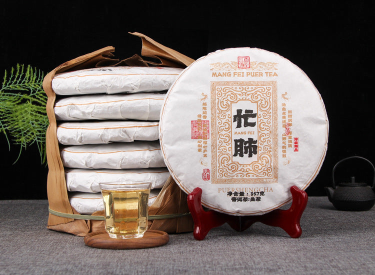 2025 Mangfei raw Pu-erh seven-cake bamboo tong presentation with golden liquor