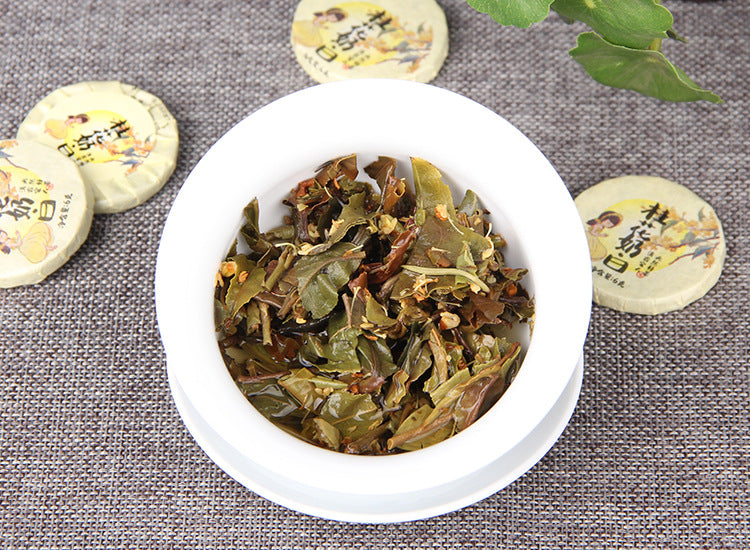 Yunnan Osmanthus White Tea mini cake brewing presentation 桂花奶白