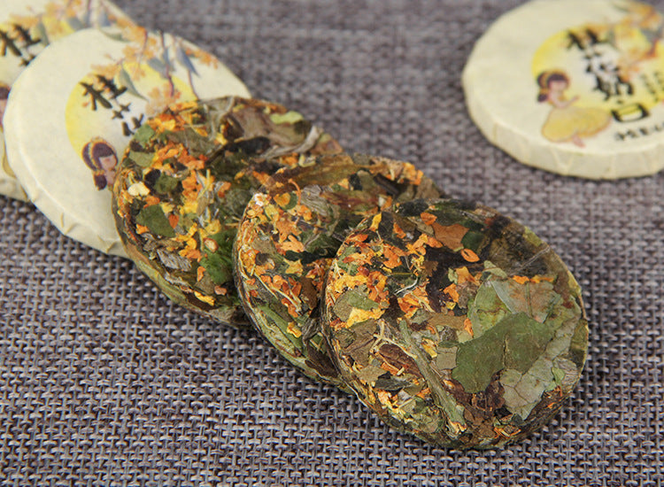 2025 Osmanthus White Tea mini cake close-up 桂花奶白 6g compressed tea