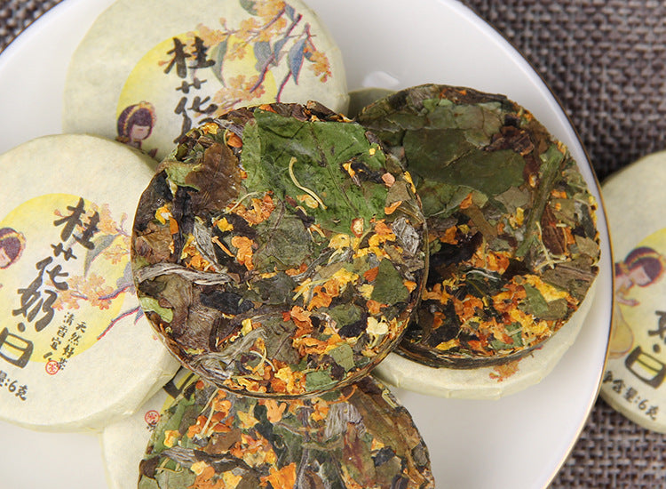 2025 Yunnan Osmanthus White Tea cake and tea liquor 桂花奶白