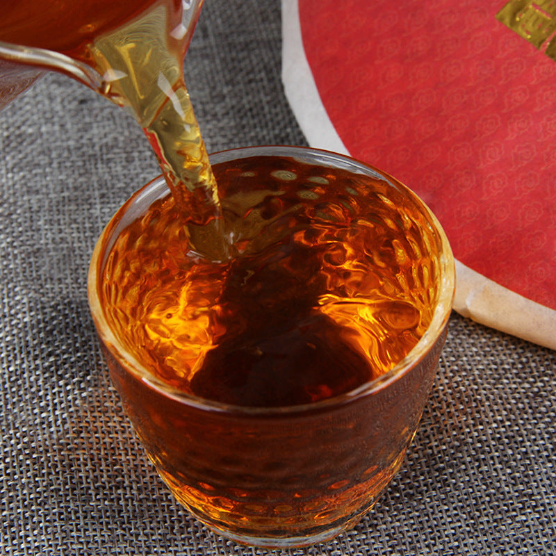 Amber tea liquor from Yunnan Ancient Tree Sun-Dried Black Tea 古树晒红 茶汤
