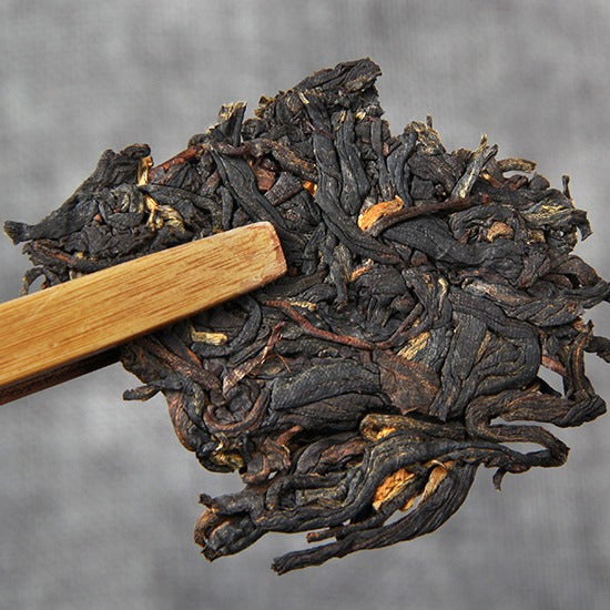 Loose leaf detail from Yunnan Ancient Tree Sun-Dried Black Tea Cake 古树晒红