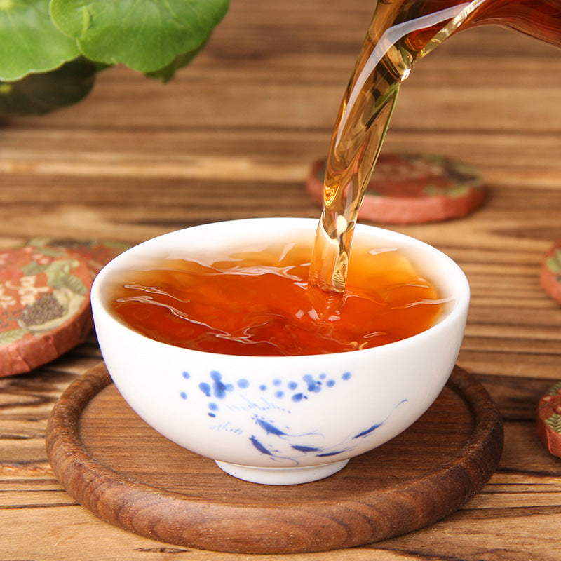Amber-red tea liquor brewed from 2025 Yunnan coffee aroma ripe Pu-erh mini tea cakes