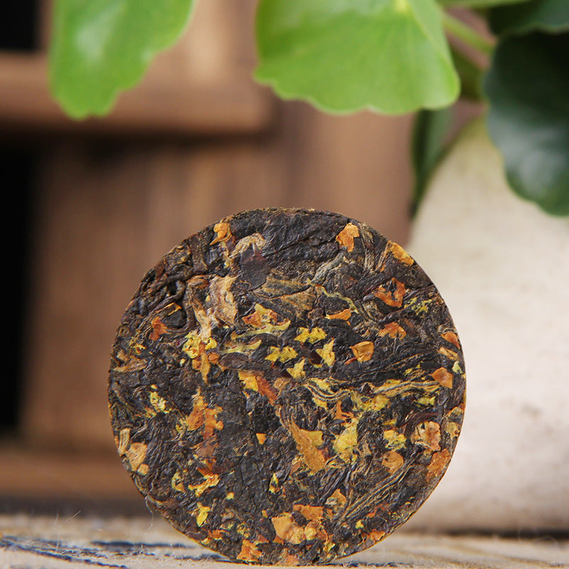 Fengqing osmanthus black tea mini compressed cakes arranged for brewing